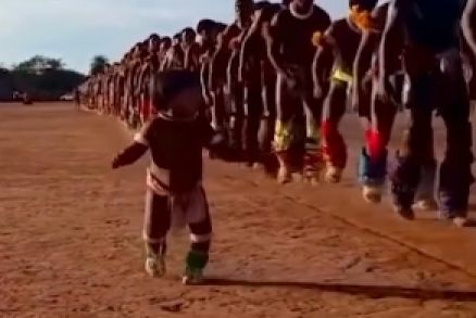 O beb indgena Walama Aris, de 1 ano e sete meses, do povo Yawalapiti
