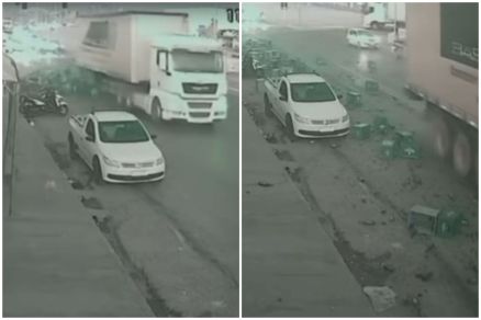 Engradados caram no asfalto aps caminho fazer curva para acessar rodovia