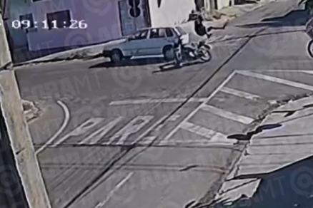 O motociclista colidiu na lateral do carro na rua Nadir Carvalho em Rondonpolis