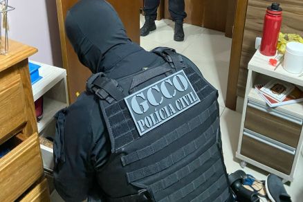 Agente da GCCO durante cumprimento de mandado 