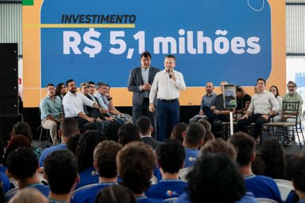 O governador Mauro Mendes, durante a entrega da escola