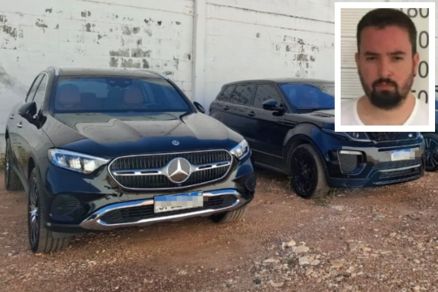 DJ Diego Datto (detalhe) e os veculos apreendidos na operao