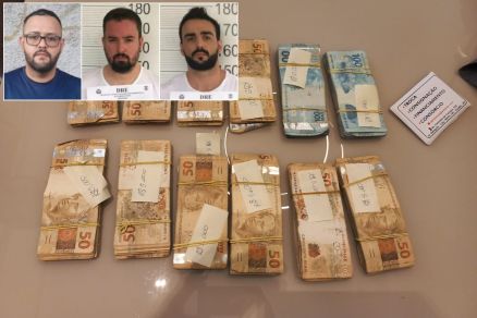 Rafael Geon de Souza, Diego de Lima Datto e Patrike Noro de Castro (detalhe), ao fundo, dinheiro apreendido na operao Datar