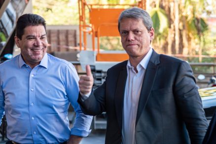 O ex-senador Cidinho Santos e o governador Tarcsio de Freitas: candidatura e linha de frente