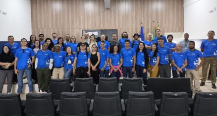 Alunos recebem orientaes na ETEC antes do embarque