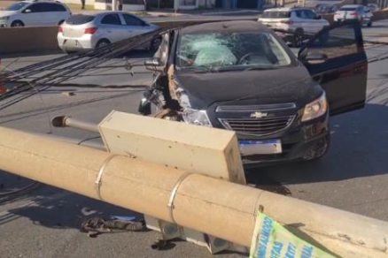 Os carro que derrubou os postes na avenida 