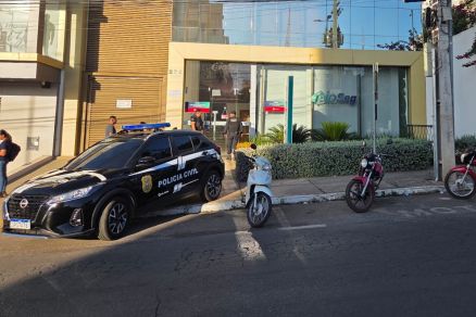 Polcia Civil durante cumprimento de mandados em laboratrio 