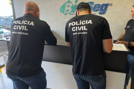 Policiais civis cumprem ordem judicial no laboratrio 