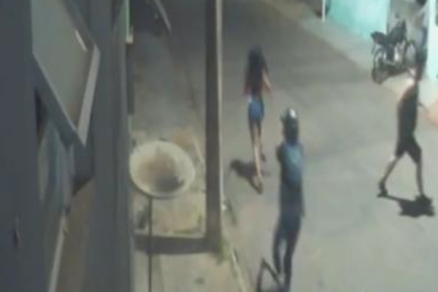 A adolescente correu do atirador e conseguiu evitar o pior 