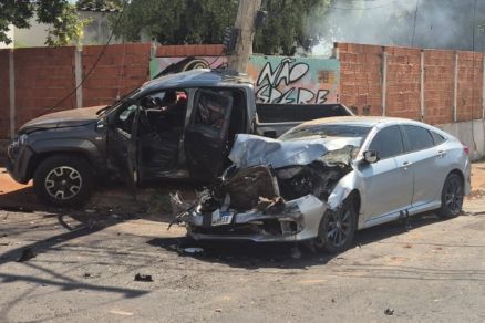 Coliso deixou carro com a frente destruda e derrubou poste