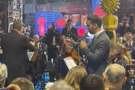 Eduardo Leite canta 'La Vie En Rose' 