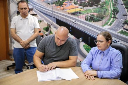 Prefeito Abilio Brunini e vereadora Paula Calil 