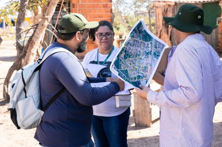 Agentes da prefeitura realizando ao social 