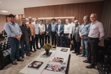 O governador Mauro Mendes se reuniu com deputados e representantes do setor