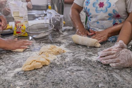 Mulheres participam de uma aula prtica de produo de pes