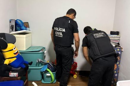 Agentes da Polcia Civil durante cumprimento de ordem judicial
