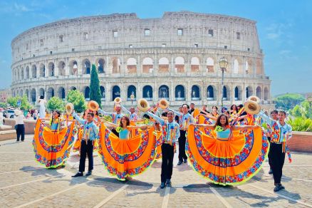 Integrantes do Grupo Flor de Atalaia performam com trajes tpicos em frente ao Coliseu