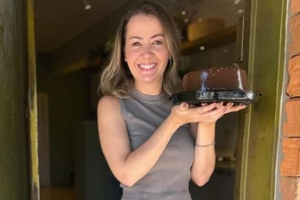 A confeiteira Simoni Klauk, proprietria da loja em Cuiab, que leva seu nome 