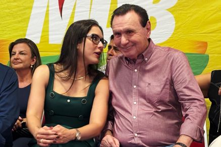 A deputada Janaina Riva com o ex-deputado Carlos Bezerra: troca de basto