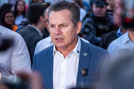 O governador Mauro Mendes, que negou crise com Carlos Bolsonaro