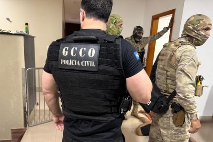 Agentes da Polcia Civil durante cumprimento de ordens judiciais 