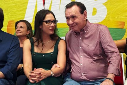Janaina Riva e Carlos Bezerra durante o evento de posse no MDB