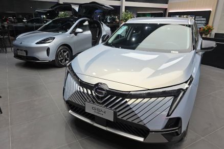 Os modelos Hyptec HT e GS4 da GAC, na concessionria em Vrzea Grande