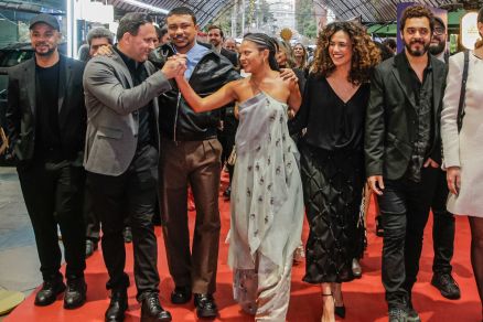 O diretor Bruno Bini e parte do elenco de Cinco Tipos de Medo, na estreia do filme em Gramado