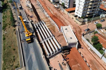Instalaes de vigas na Miguel Sutil em obra do Complexo Virio do Leblon 