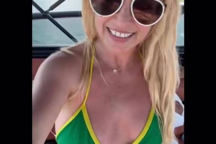 Britney Spears tem publicado vdeos curtos danando de biquni