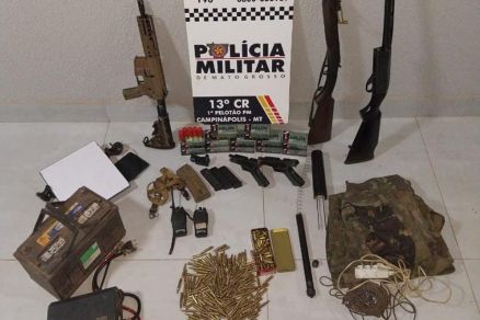 Fuzil, armas e munies apreendidas com suspeitos 