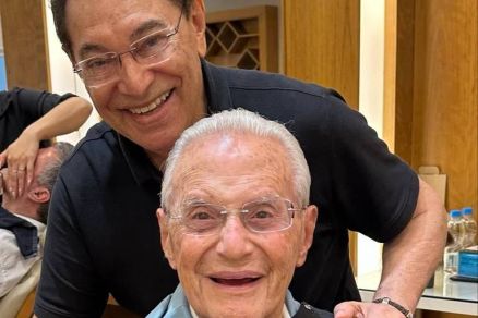 Paulo Maluf faz corte de cabelo com Jassa, que foi cabeleireiro de Silvio Santos 