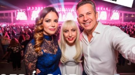 O governador e a primeira-dama Virginia Mendes, em imagem gerada por IA com a cantora Lady Gaga