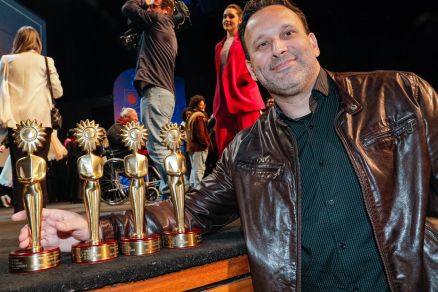 Diretor Bruno Bini com o trof�u Kikito, conquistado no Festival de Cinema de Gramado