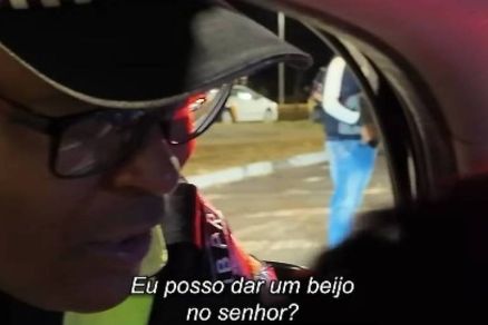 Profissional aborda carro do artista e admite ser f�