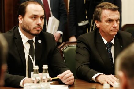 O vereador Carlos e o pai Jair Bolsonaro: polmica nacional