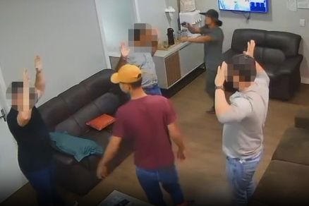 Ao menos trs pessoas foram rendidas pelos bandidos e tiveram seus pertences roubados