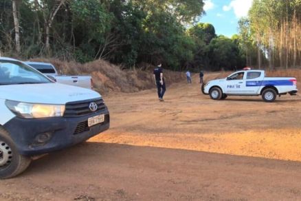 Viaturas da Polcia e da Politec no local em que o crime foi encontrado 