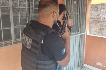 Policiais durante cumprimento de mandados na Operao Corrida Segura