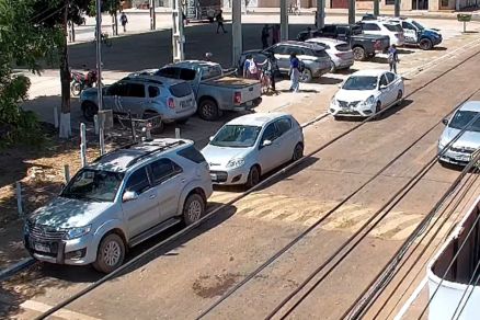 Momento que policial aborda suspeito na quadra da escola 