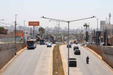 Sinaliza��o na Avenida FEB, onde o tr�fego seguir� normal ap�s o adiamento das obras