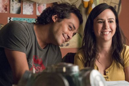 Shippados  -Ponto de vista da c�mera do laptop: Rita (Tat� Werneck) fazendo um v�deo para postar, com Enzo (Eduardo Sterblitch) ao lado. Rita fala sobre seus motivos para ficar feliz Eduardo Sterblich e Tata Werneck juntos em 'Shippados', s�rie produzida e