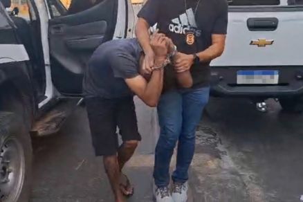 Reyvan da Silva Carvalho chegou algemado na Delegacia Especializada de Homicdios e Proteo  Pessoa de Cuiab