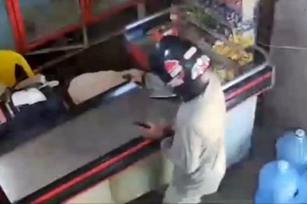 Momento em que comerciante se esconde de pistoleiro 