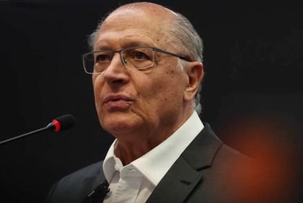 O vice-presidente Geraldo Alckmin, que est em viagem 