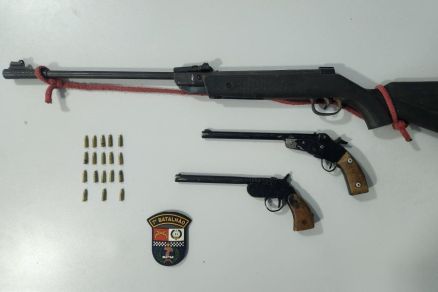 A Polcia encontrou armas e munies com os suspeitos 