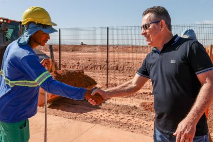 O governador Mauro Mendes cumprimenta trabalhador durante vistoria no Parque Novo MT, em julho passado