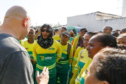 O prefeito Abilio Brunini em conversa com os funcionrios da Limpurb