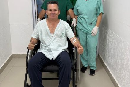 O governador Mauro Mendes, quando ainda estava hospitalizado