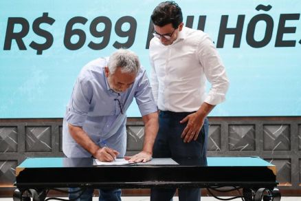 Os secret�rios F�bio Garcia (Casa Civil) e Marcelo de Oliveira (Infraestrutura), durante assinatura de contrato